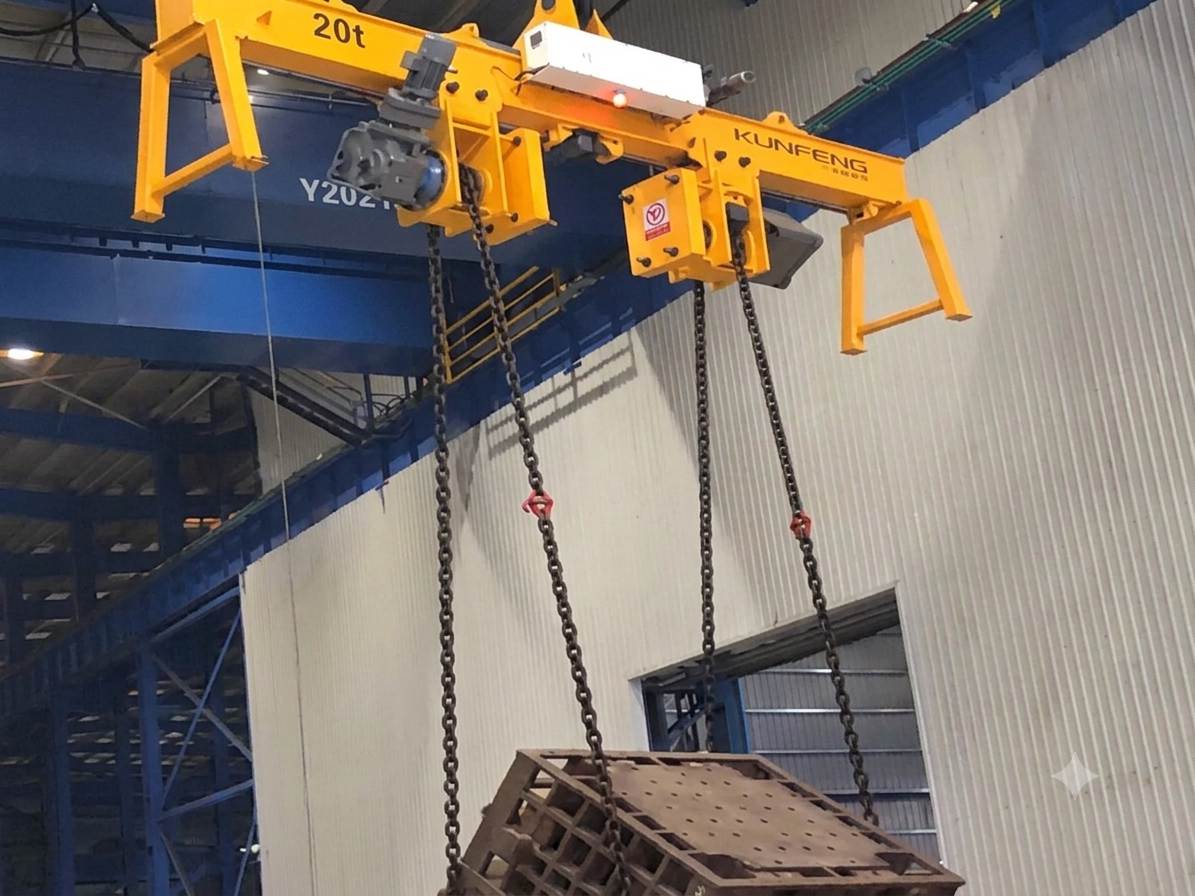 Chain type turning device for sand box rotation