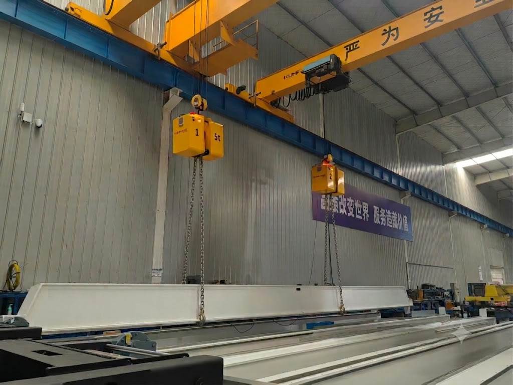 Chain load turning equipment for crane